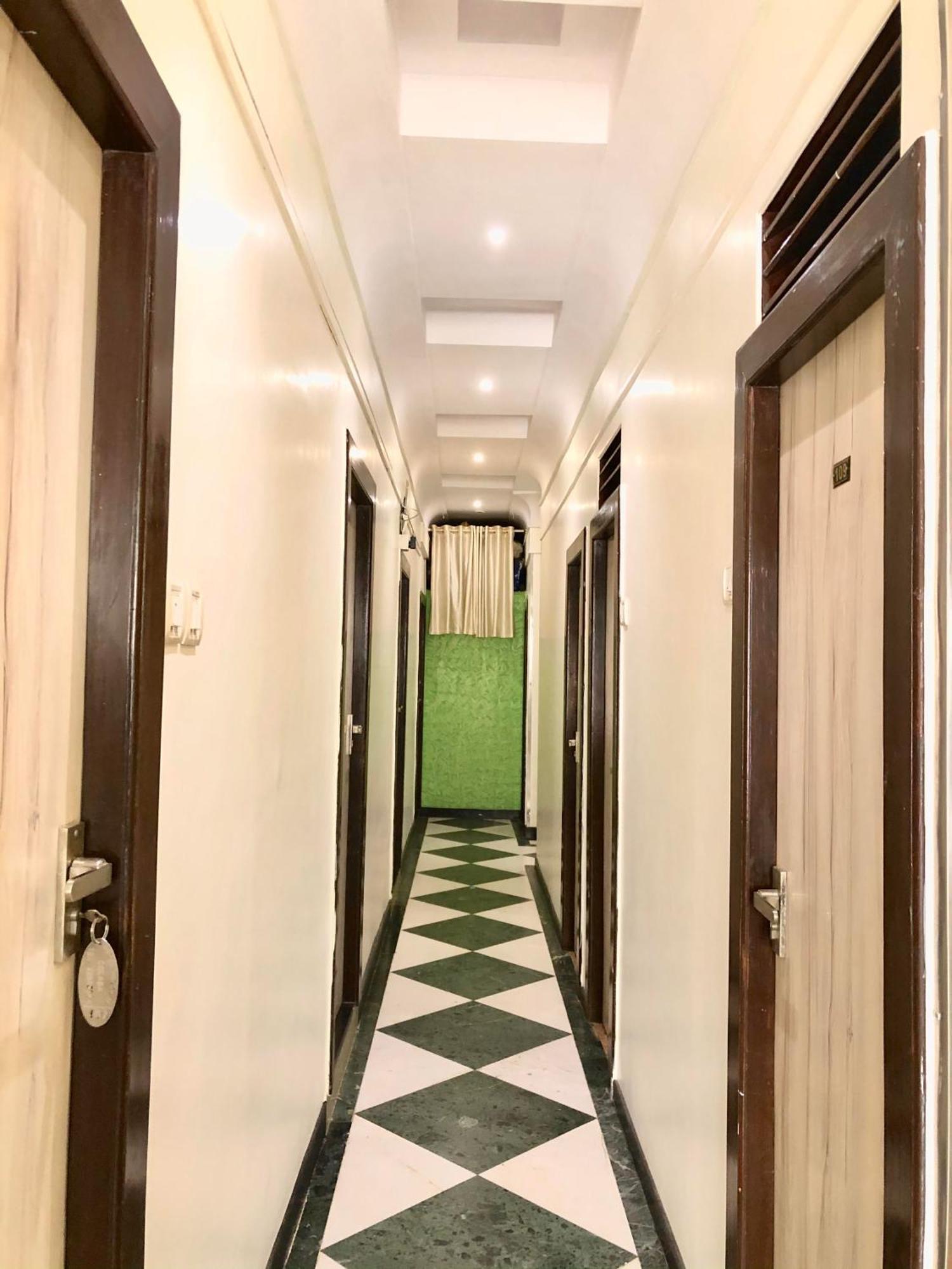 Hotel Volga 2 ムンバイ エクステリア 写真